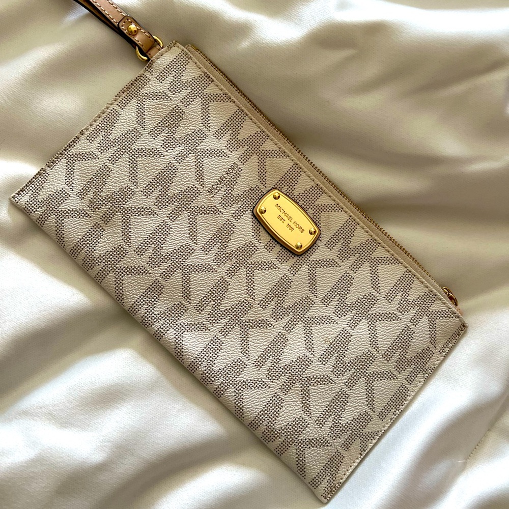 Michael Kors wristlet (great condition )